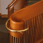 Detalj elipsformad trappa i körsbär