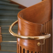 Detalj elipsformad trappa i körsbär