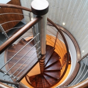 Spiraltrappa i oljad valnöt. Centrumtub i rostfritt.