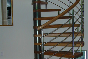 Spiraltrappa i ek och räcke i rostfritt stål /S1