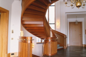 Ellipsformad trappa i körsbär, med gångmatta /SP4